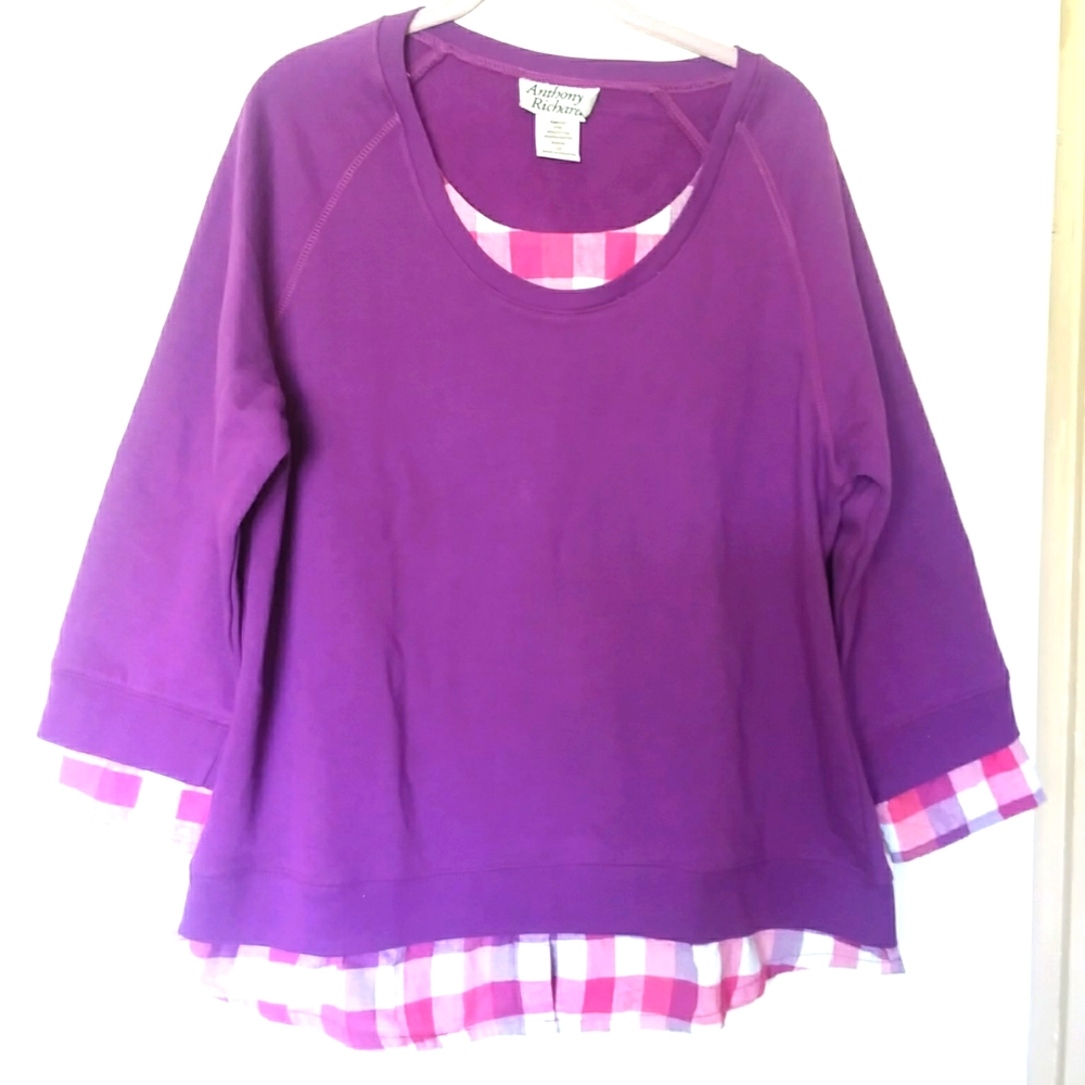 ANTHONY RICHARDS sweatshirt in size large.